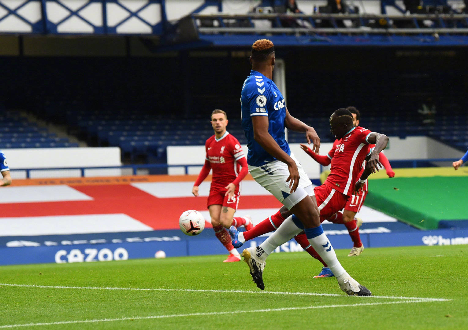 差距逐渐缩 差距逐渐缩
